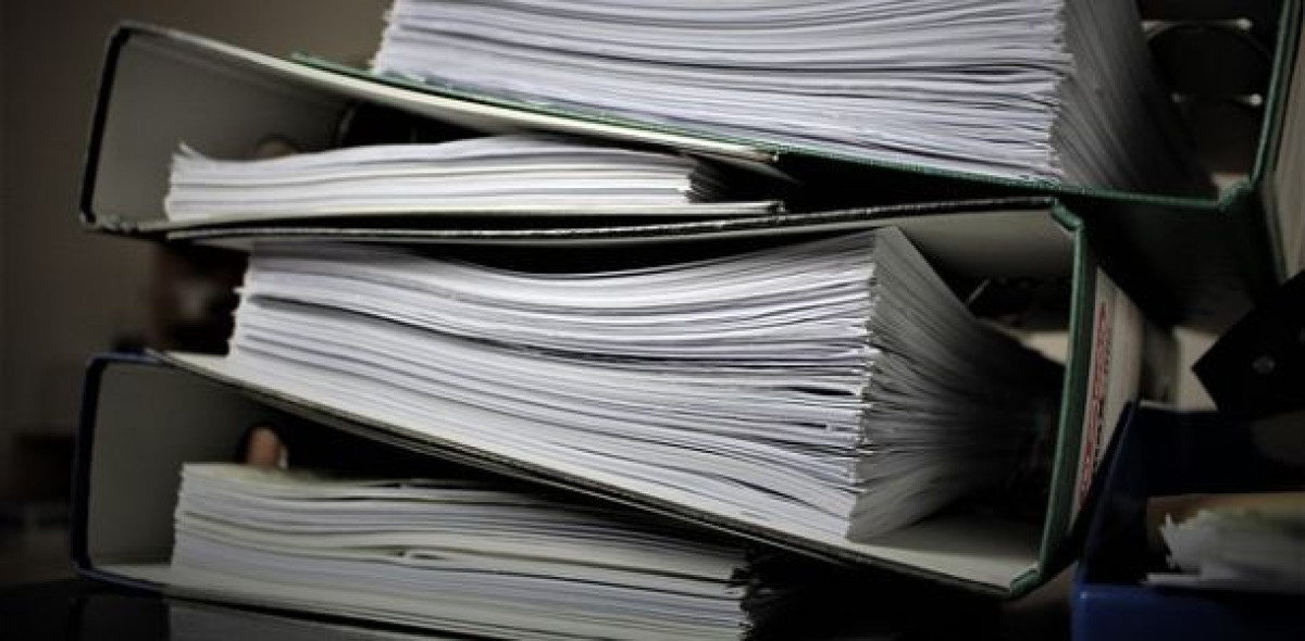 Zu dick und zu schwer sei ihm der ganze "Papierkram" mit Informationen zur Geldanlage gewesen, sagte ein Mann. Am Ende nutzte er dies aber, um wegen Falschberatung zu klagen.