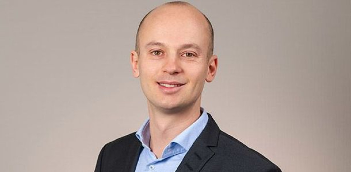 Versicherungsmakler Robert Peukert hielt jahrelang selbst nicht viel von seinem Beruf. Wie er das geändert hat und wie andere es ihm nachmachen können, beschreibt er in seinem Buch. Bild: Lieblingsmakler-Jena.de