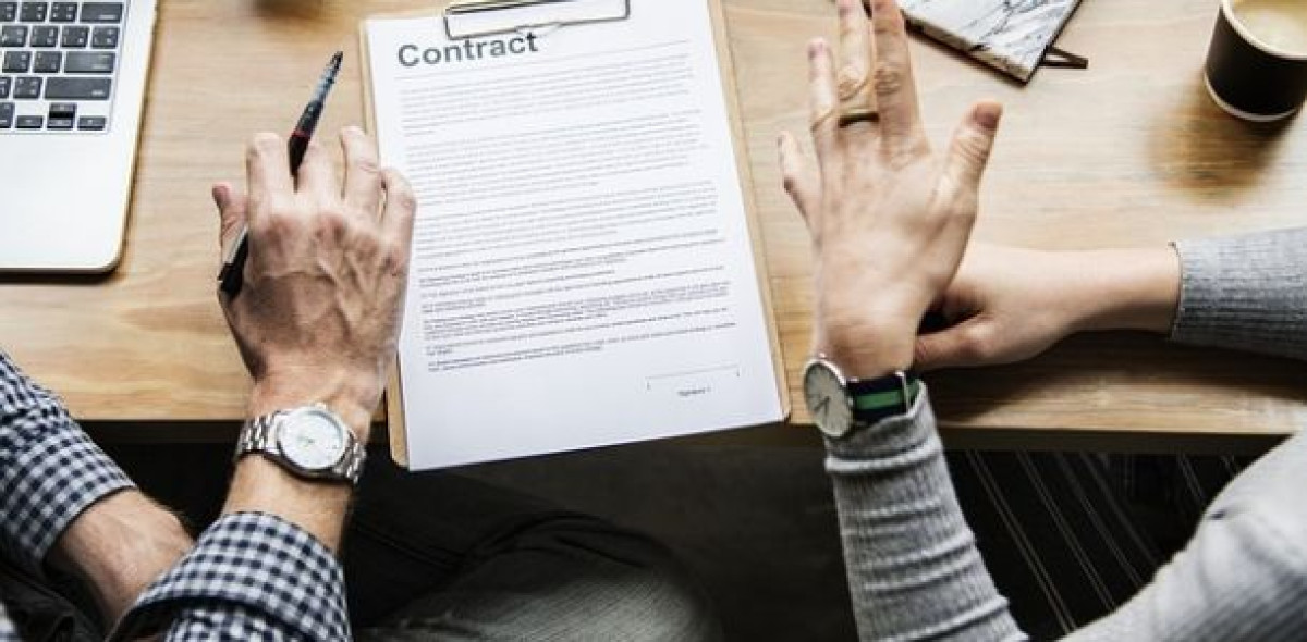 Die Restschuldversicherung wollte nicht leisten und stützte sich dabei auf eine Klausel in den AGB.