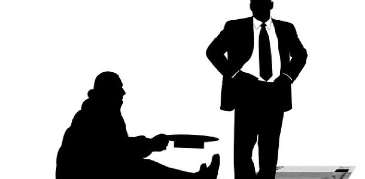 Bei getrennter Betrachtung des Armutsrisikos zeigt sich: Es gibt einen deutlichen Unterschied zwischen Rentnern und Pensionären.