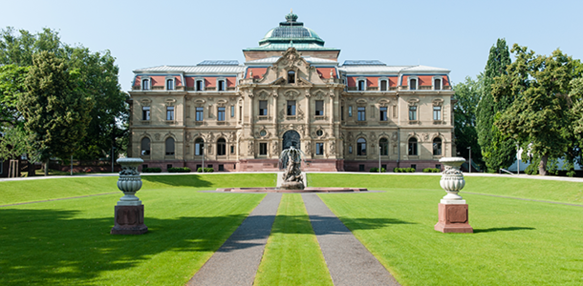 Laut der VZHH könnte ein BGH-Beschluss die Widerrufsbelehrungen vieler Banken als fehlerhaft herausstellen. Darlehensnehmer könnten ihre schon vor Jahren abgeschlossenen Verträge deshalb rückabwickeln und neue Kredite zu heute niedrigeren Zinsen abschließ