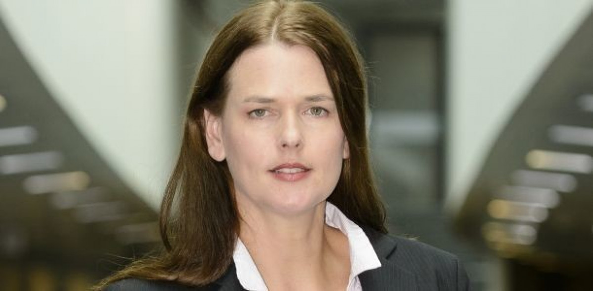 Die VZHH kritisiert 15 Lebensversicherer für die doppelte Erhebung von Abschluss- und Vertriebskosten bei Riester-Verträgen. Dorothea Mohn (vzbv) geht noch weiter und spricht der versicherungsförmigen Altersvorsorge ihre Eignung ab.