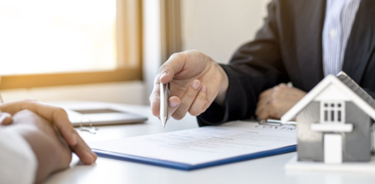 Die Stiftung Warentest bewertet aktuell viele Wohngebäudetarife mit „mangelhaft“. Bild: Adobe Stock/kamiphotos