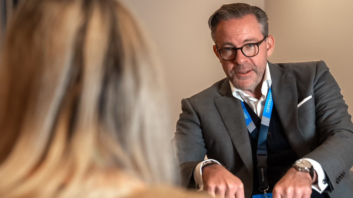 Oliver Drewes im Gespräch mit procontra Leitung Online Redaktion Nadine Wiesenthal