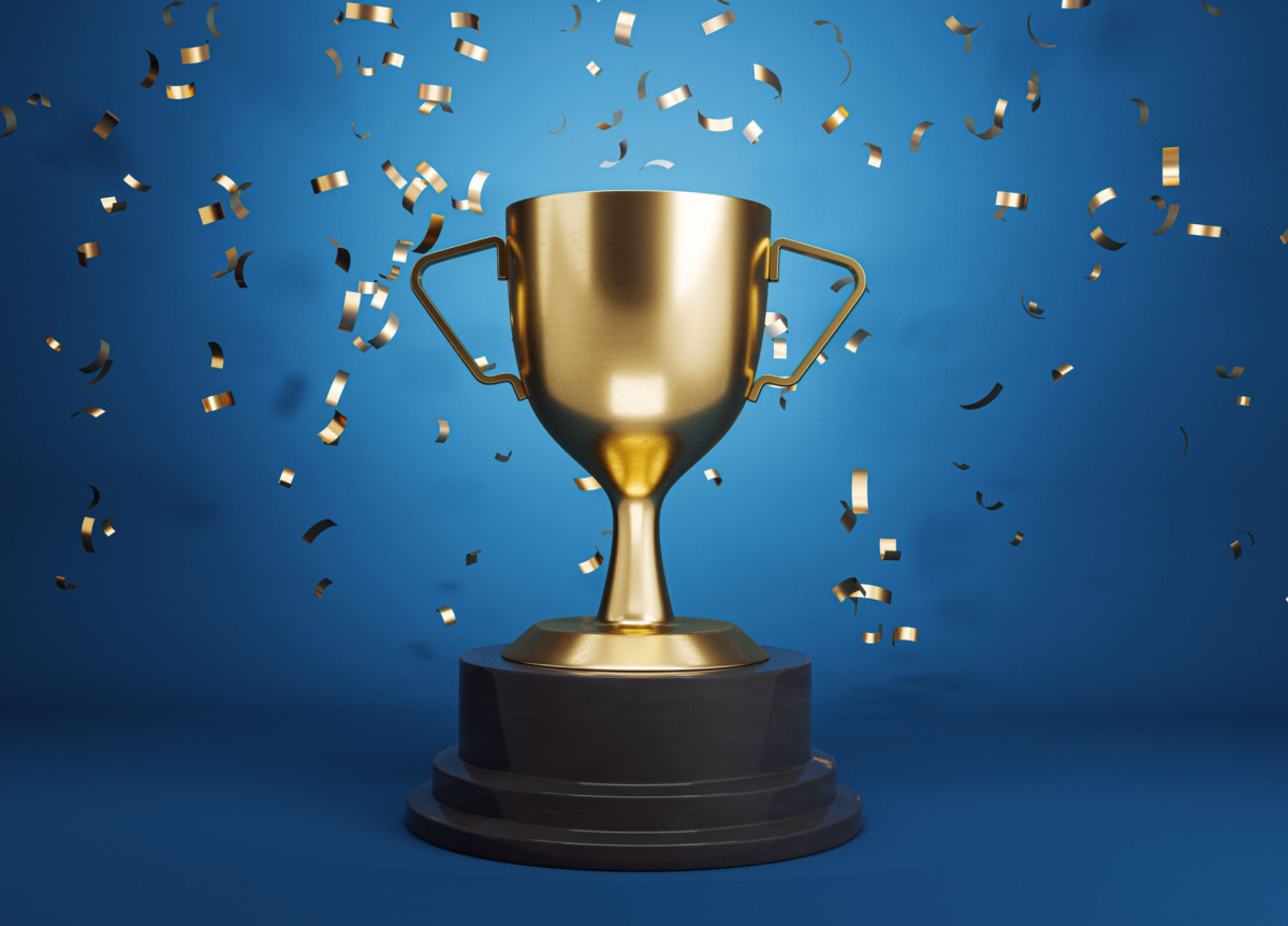 Ein Pokal im Konfettiregen