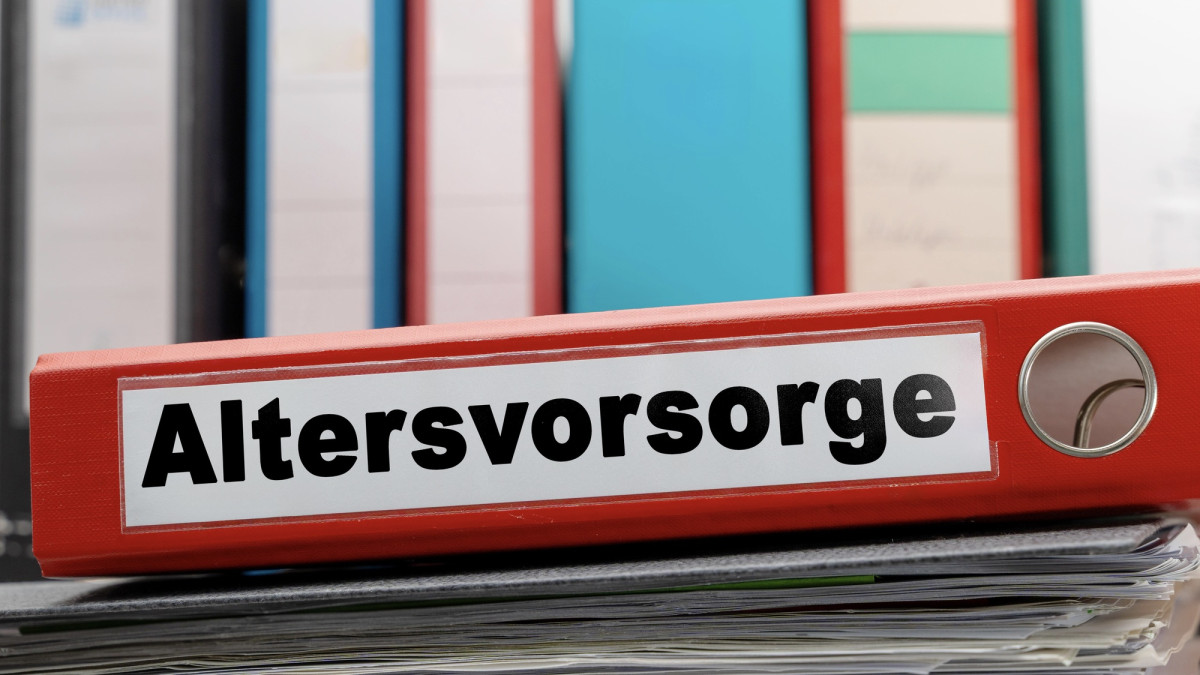 Roter Ordner mit der Aufschrift Altersvorsorge