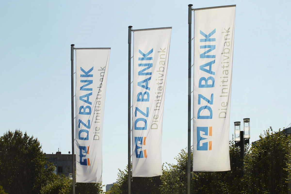 Fahnen mit der Aufschrift DZ Bank