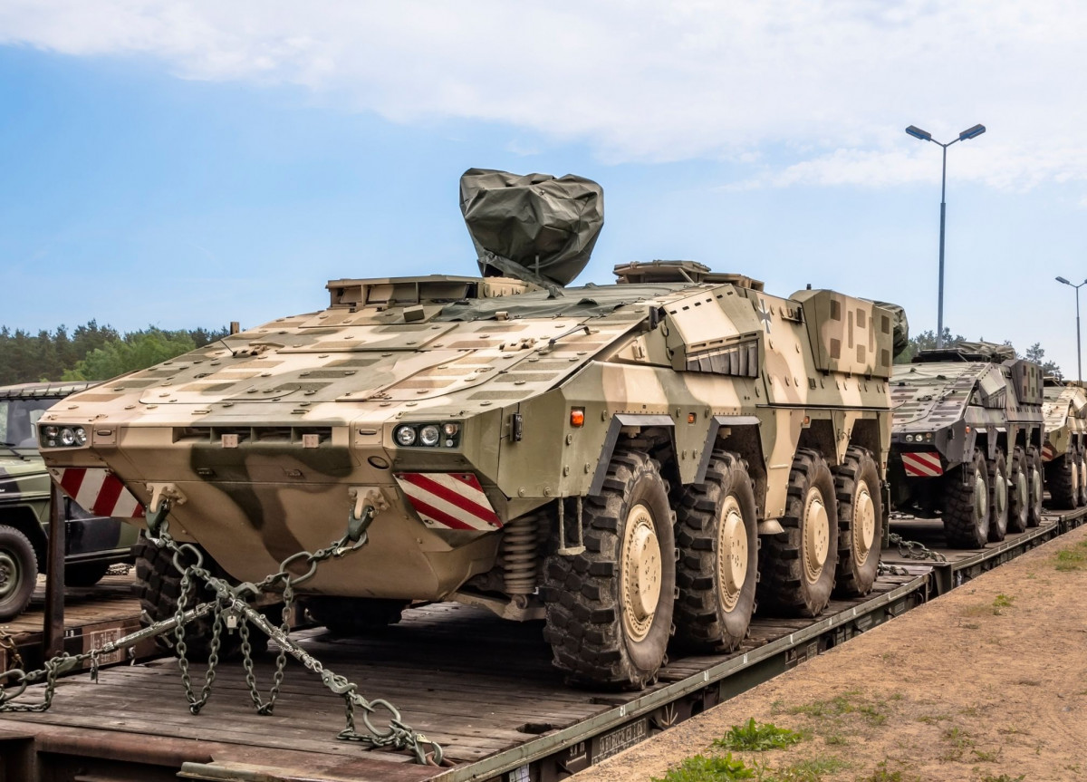 Mehrere gepanzerte Fahrzeuge stehen zum Transport bereit
