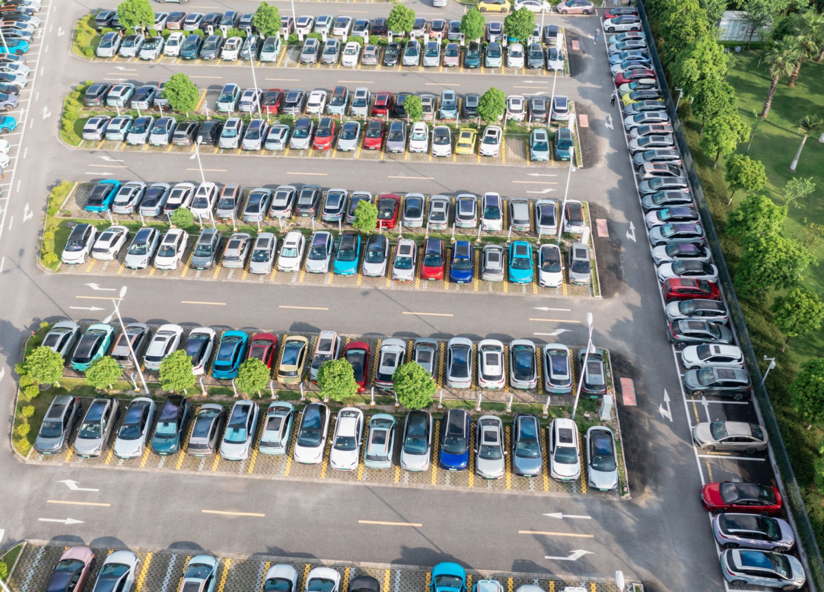 Parkplatz mit vielen Autos