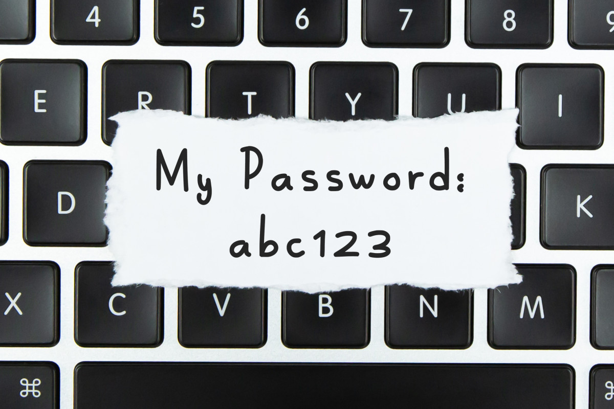 My password: abc123 als Zettel auf einer Tastatur