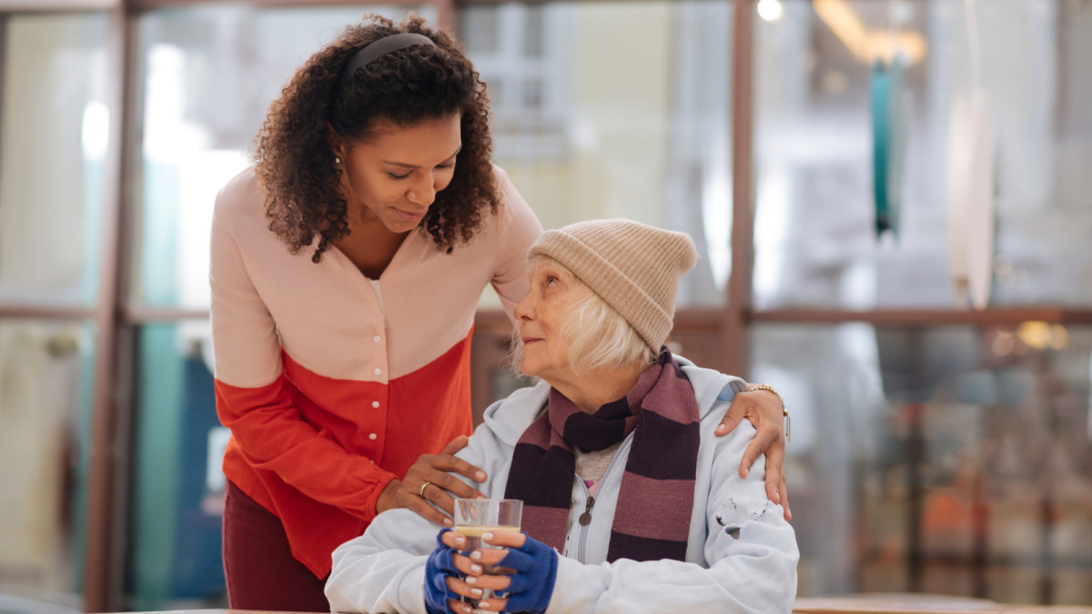 Ältere Frau mit Pflegerin