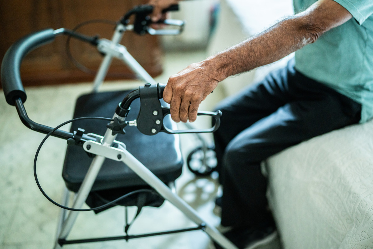 Pflegebedürftiger Mann mit Rollator