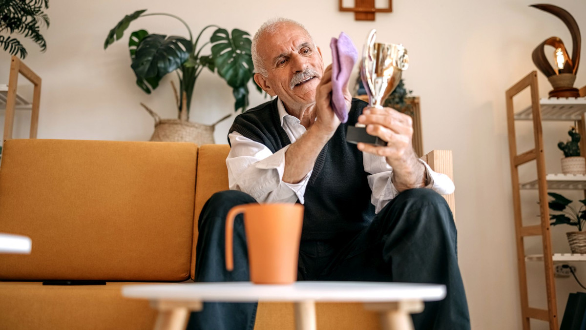 Rentner poliert Pokal