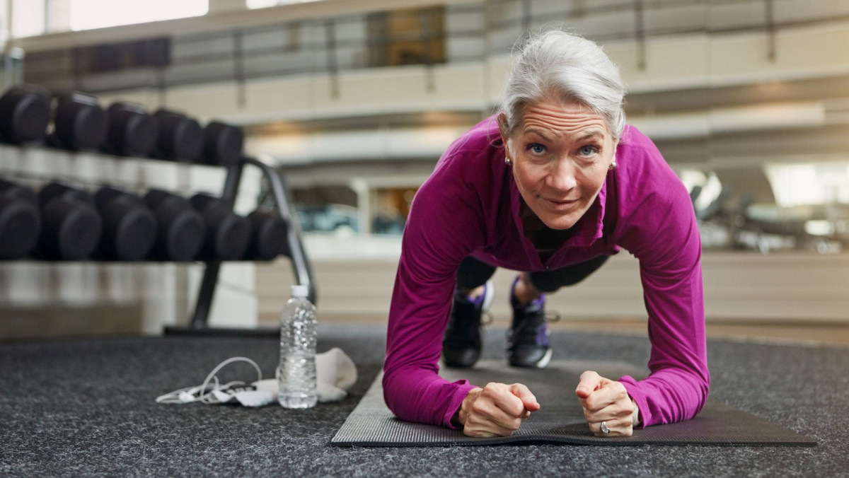 Seniorin im Fitnessstudio