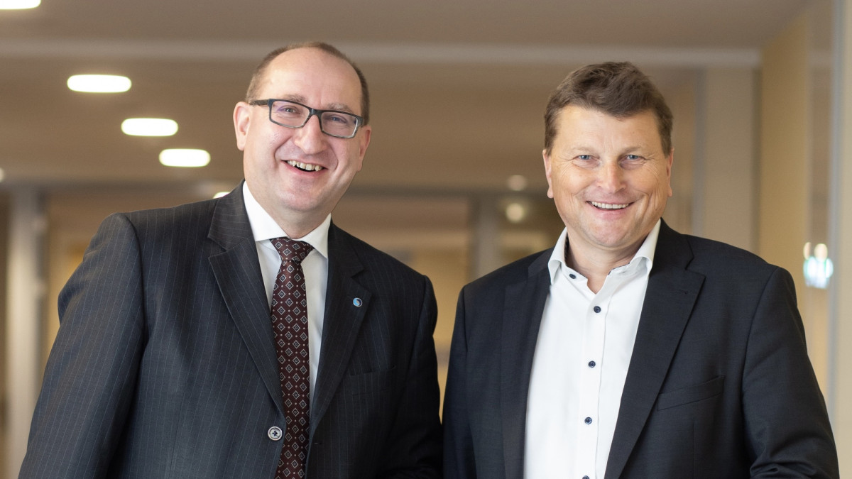 Dr. Guido Bader, Vorstandsvorsitzender der Stuttgarter (links), und Dr. Ulrich Mitzlaff, Vorstandsvorsitzender der SDK