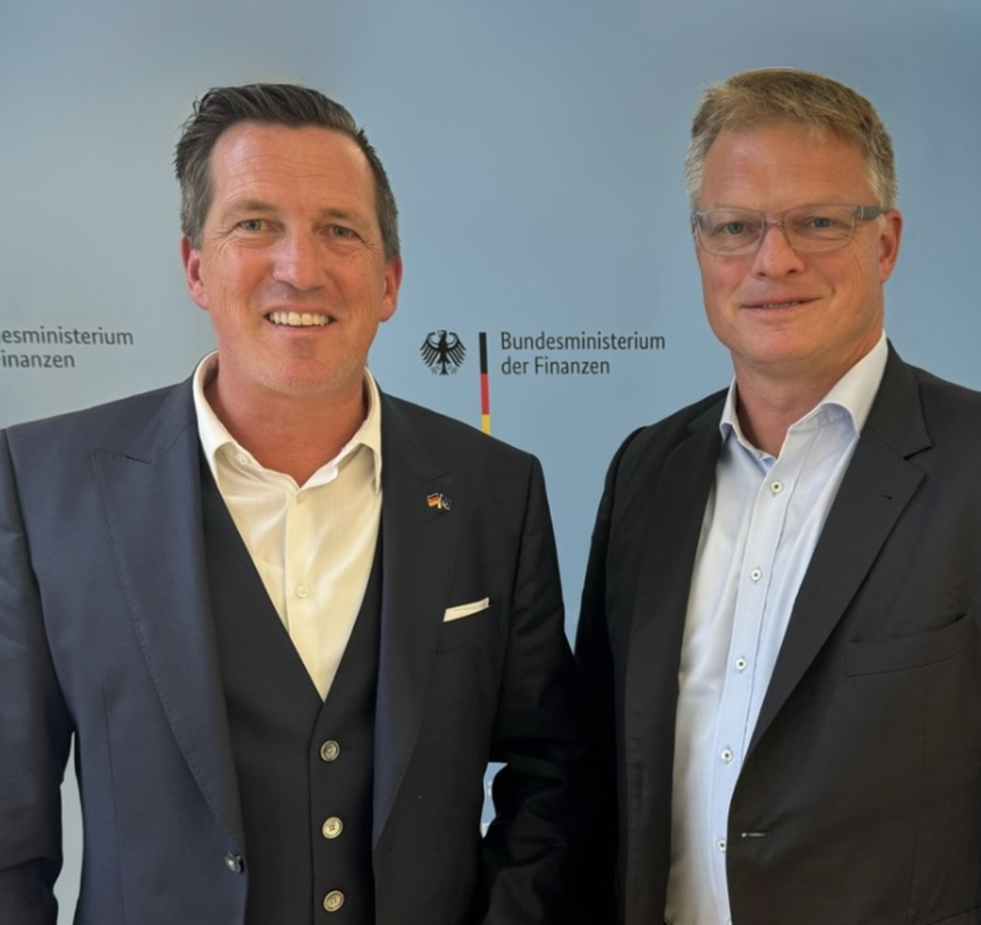 Dr. Niels Weith (Leiter Steuerabteilung Bundesministerium der Finanzen) mit Marco Scherbaum