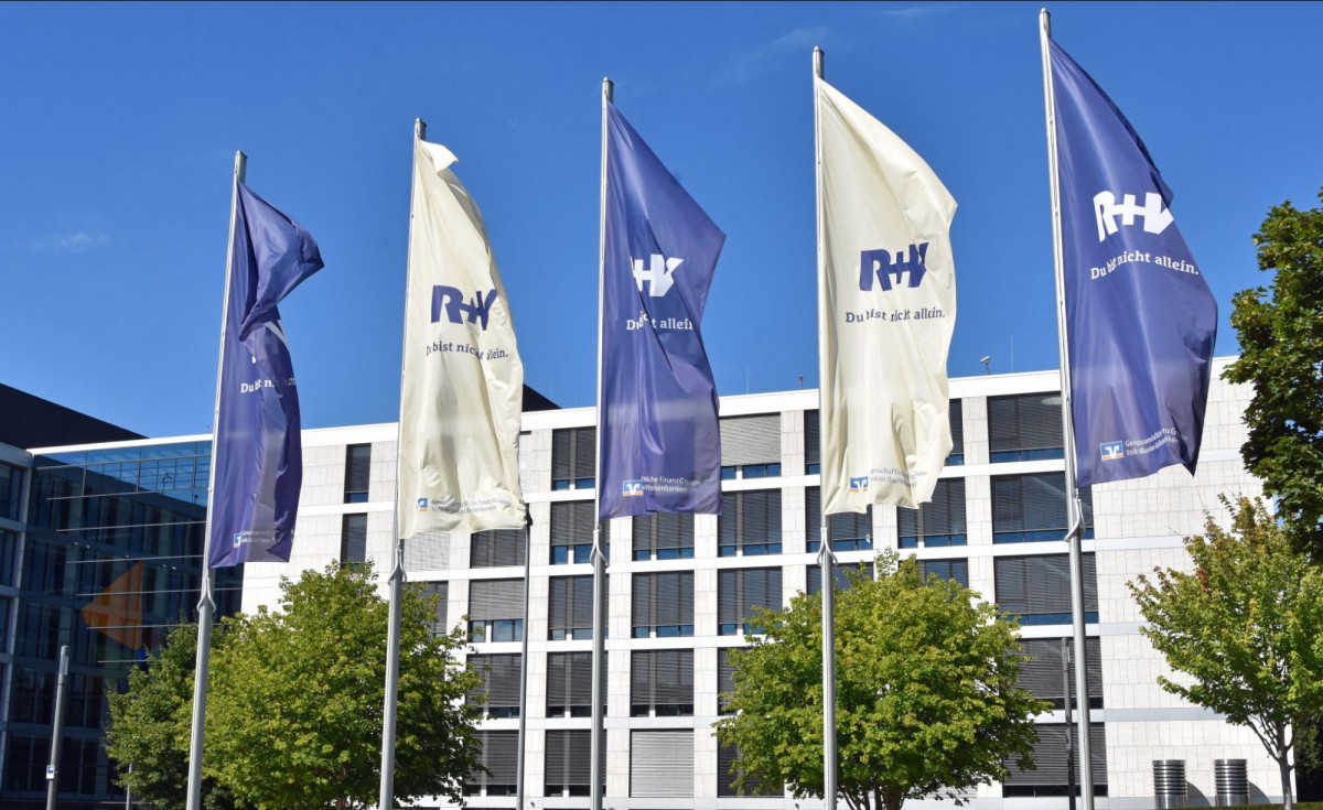 R+V-Fahnen vor der Konzernzentrale in Wiesbaden