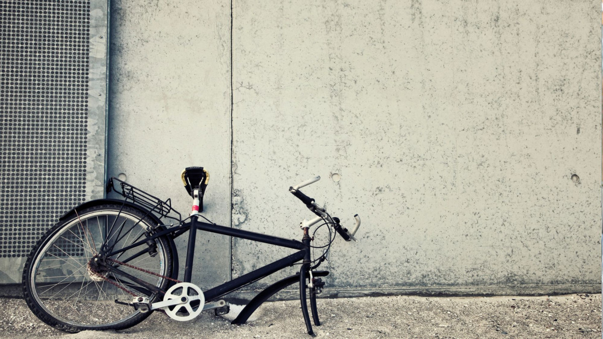 Kaputtes Fahrrad an Wand