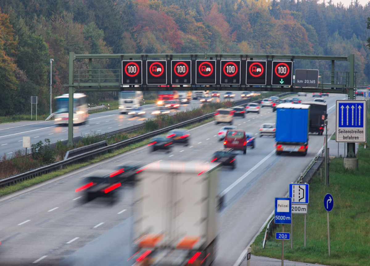Blick auf eine starke befahrende Autobahn