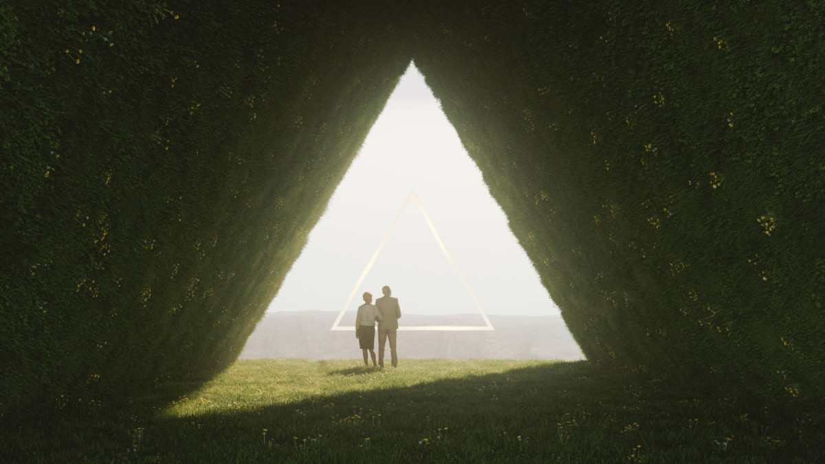 Paar spaziert durch Heckendreieck