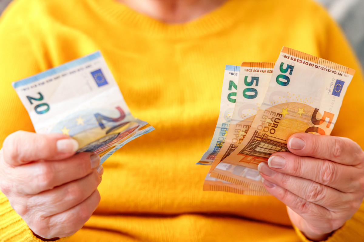 Eine Rentnerin zählt Geld