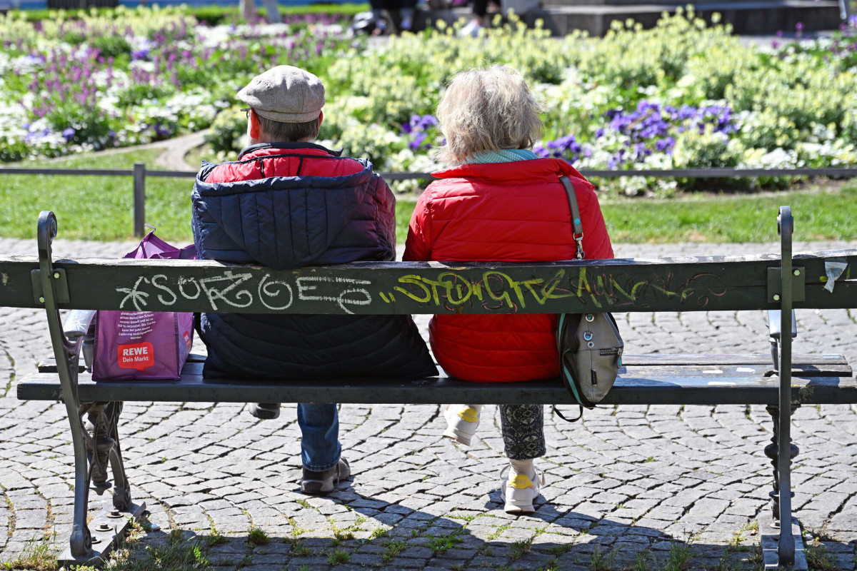 Rentnerpaar auf einer Bank