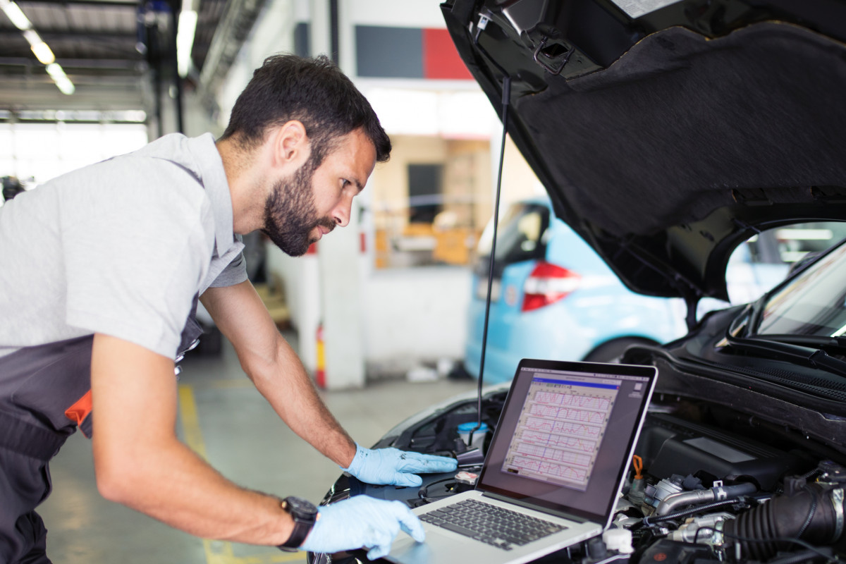 Kfz-Mechaniker beim Motor-Check