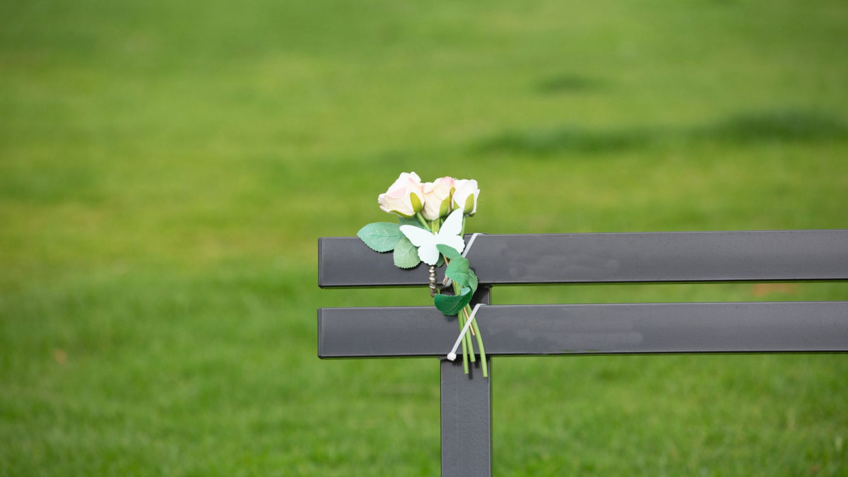Bank mit Rosen zum Gedenken