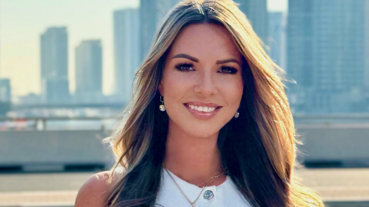 Romy Kaden vor der Skyline von Dubai