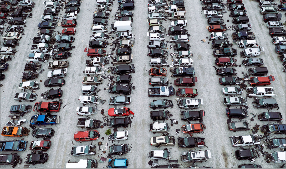 Blick auf einen Schrottplatz von oben