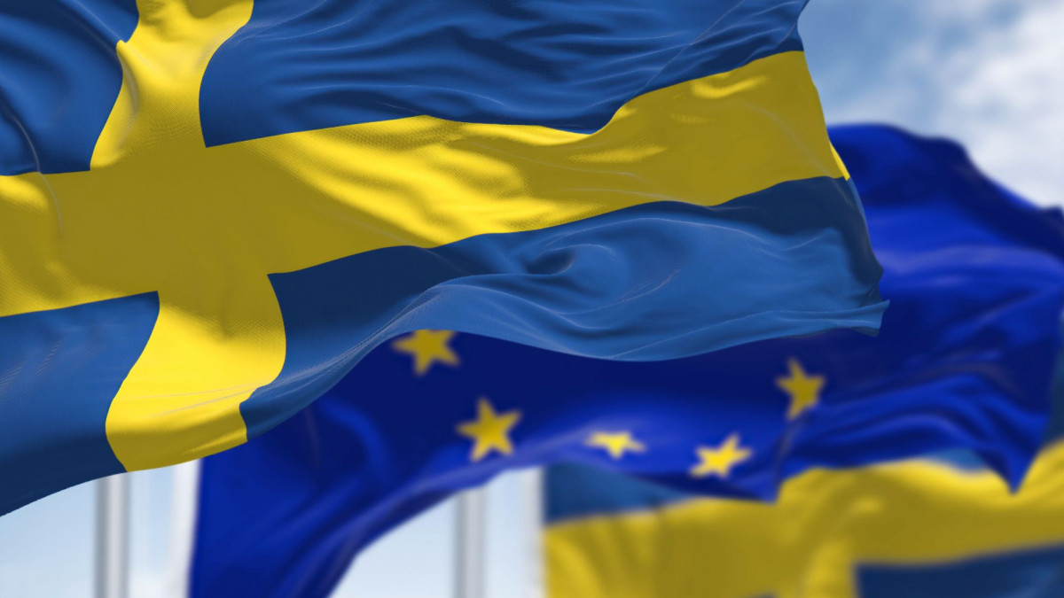 Ein schwedische Flagge weht im Wind.