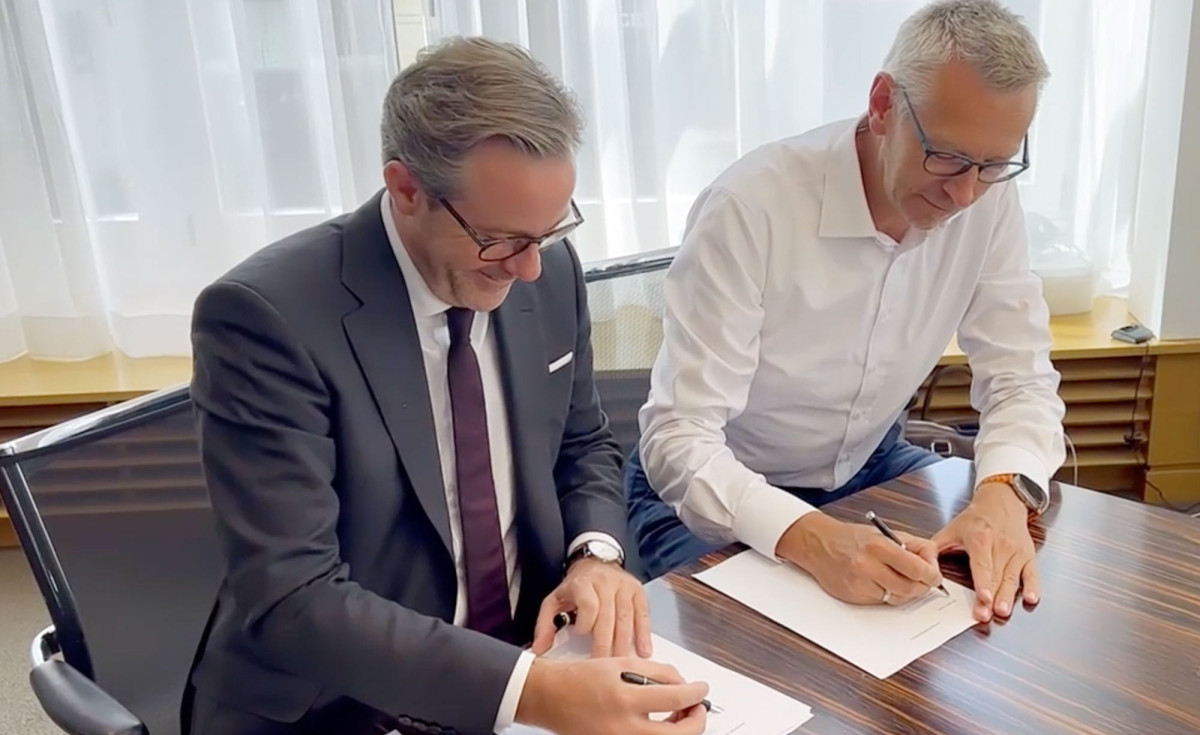 Oliver Drewes, Vorstandsvorsitzender der Phönix Maxpool Gruppe (links) und Lars Drückhammer, CEO von Blau Direkt (rechts)