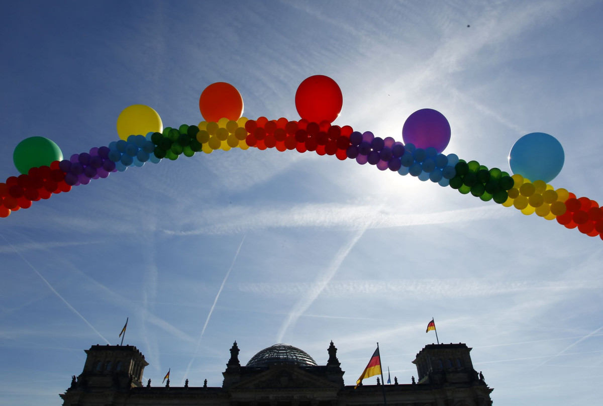 Eine bunte Girlande über dem Reichstag