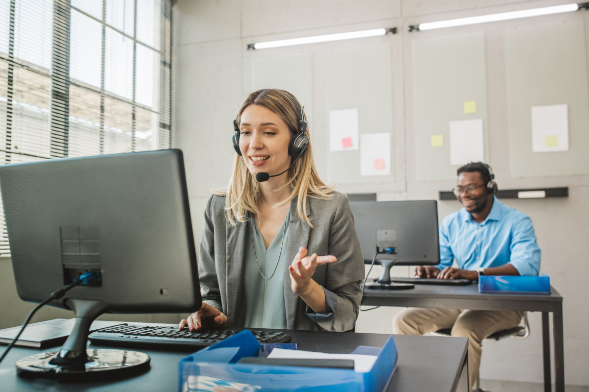 Eine junge Frau im Call Center