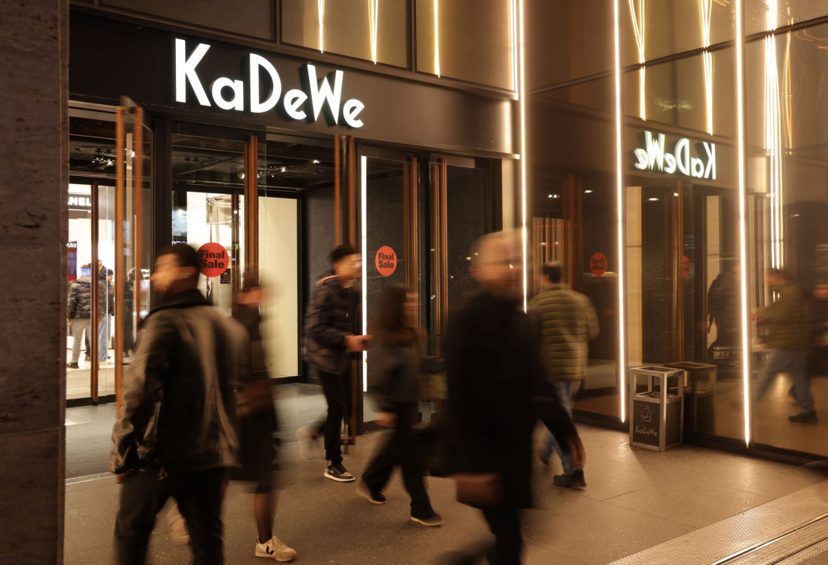 Der Eingang des Kadewes mit Menschen vor der Tür.