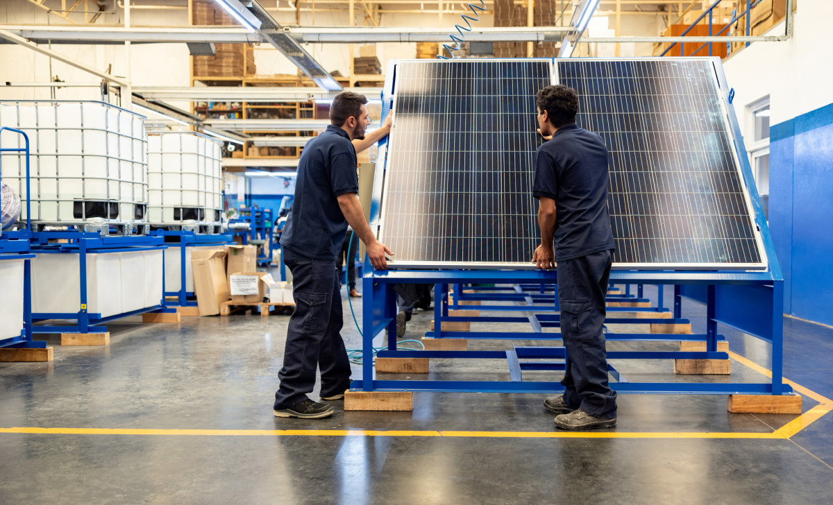 Arbeiter fertigen Solarmodule