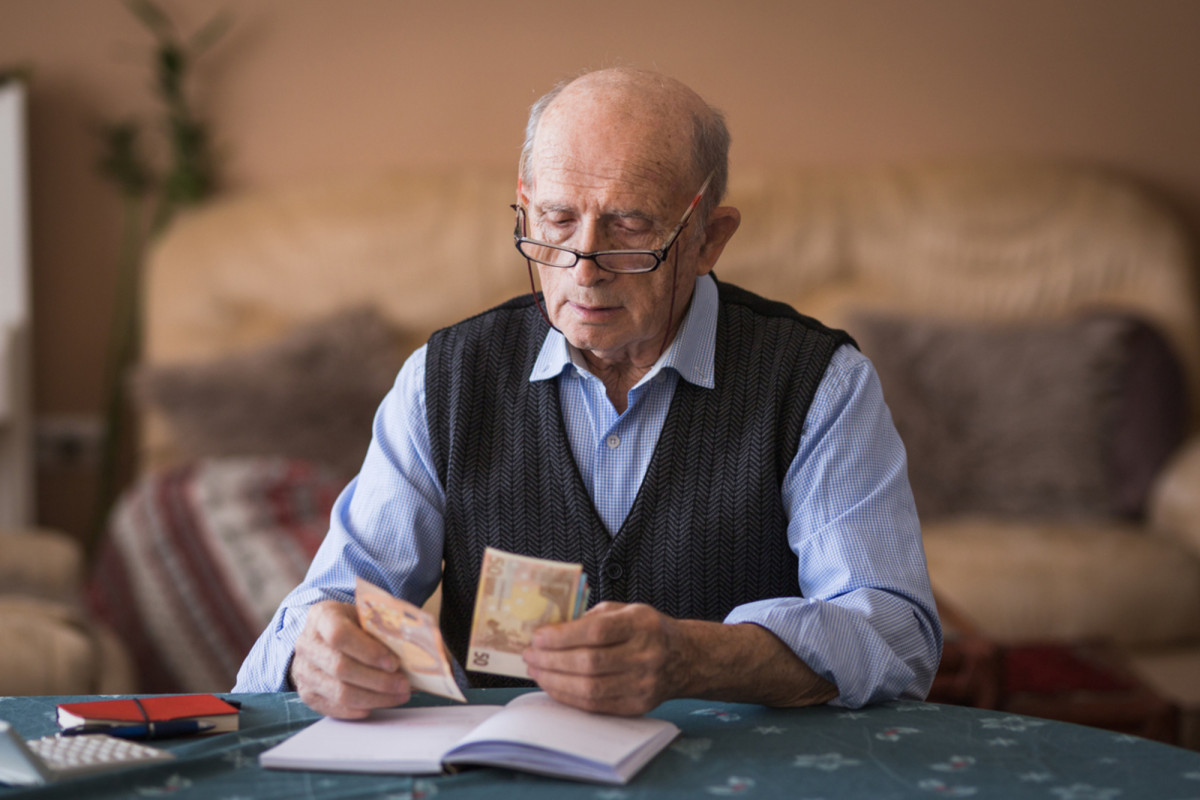 Älterer Mann zählt Euro-Scheine