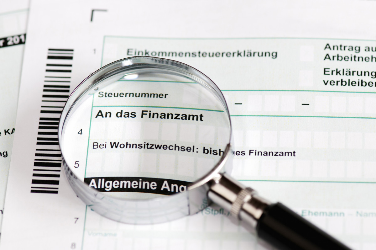 Eine Steuererklärung mit Lupe