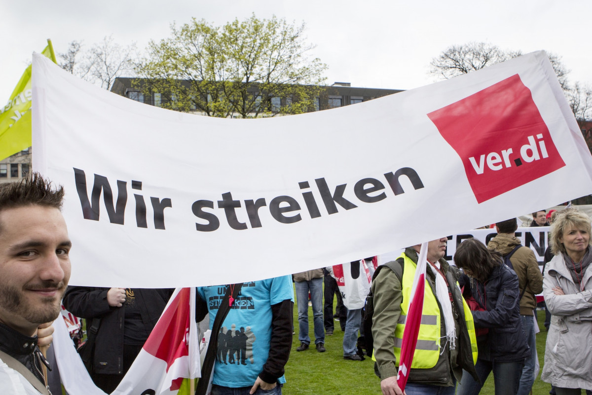 Ein Streik mit dem Banner "Wir streiken"