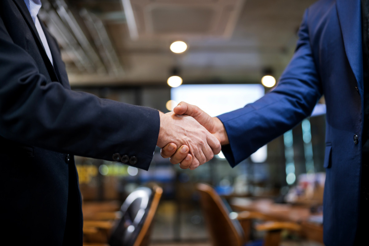 Shake Hands zwischen zwei Geschäftsleuten