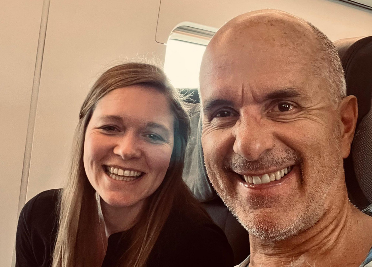 Itzehoer-Mitarbeiterin Jennifer Sals zusammen mit Schauspieler Christoph-Maria Herbst