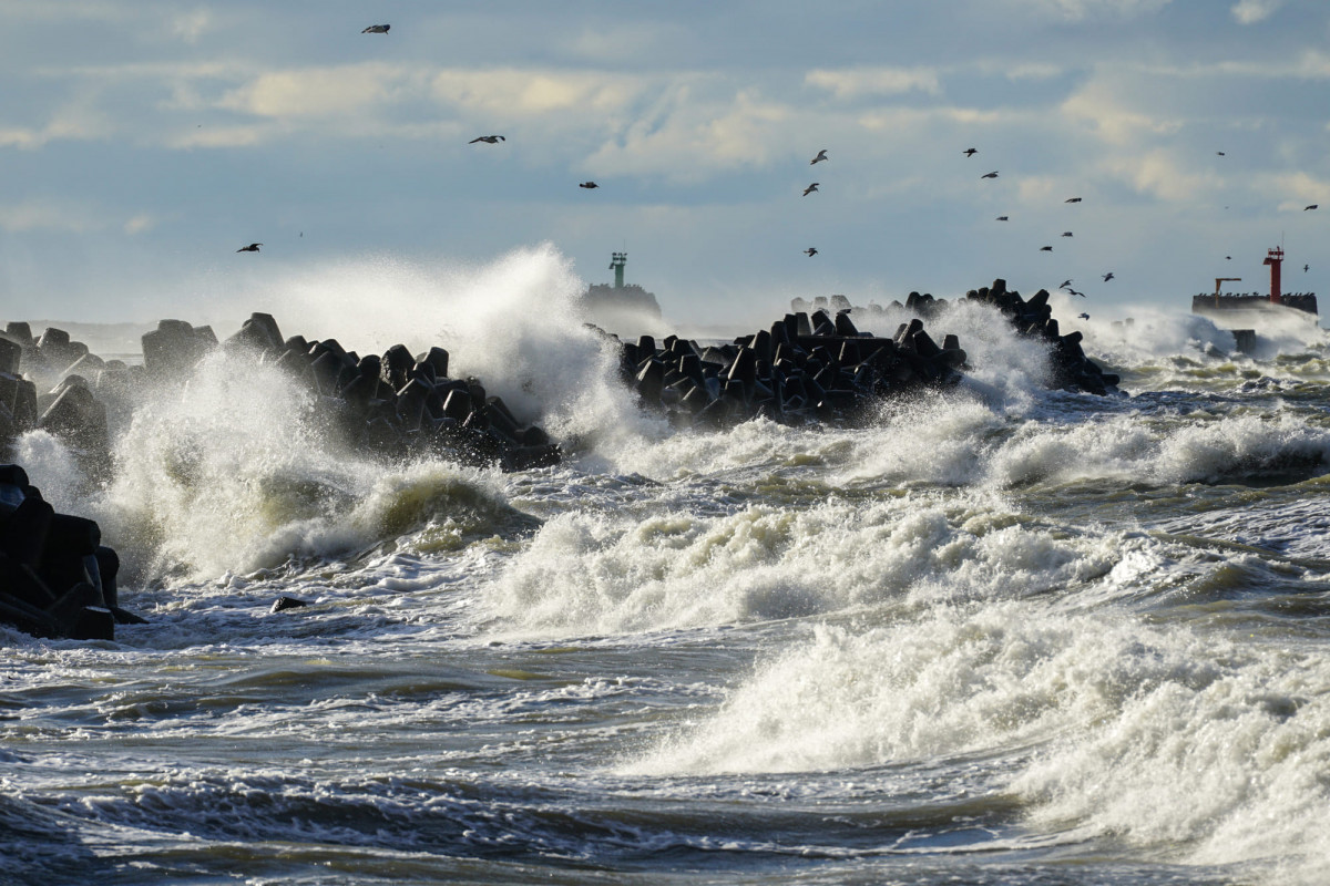 Küstensturm in der Ostsee, große Wellen krachen gegen den Hafenwellenbrecher