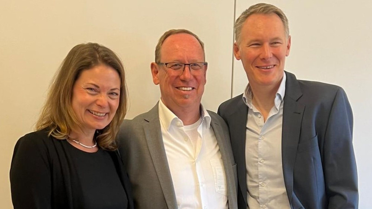 Geschäftsführerin und Geschäftsführer der Seeliger & Co GmbH, Kristin Staufenbiel und Hans Seeliger, mit Summitas-Chef Lutz Richter (v.l.).