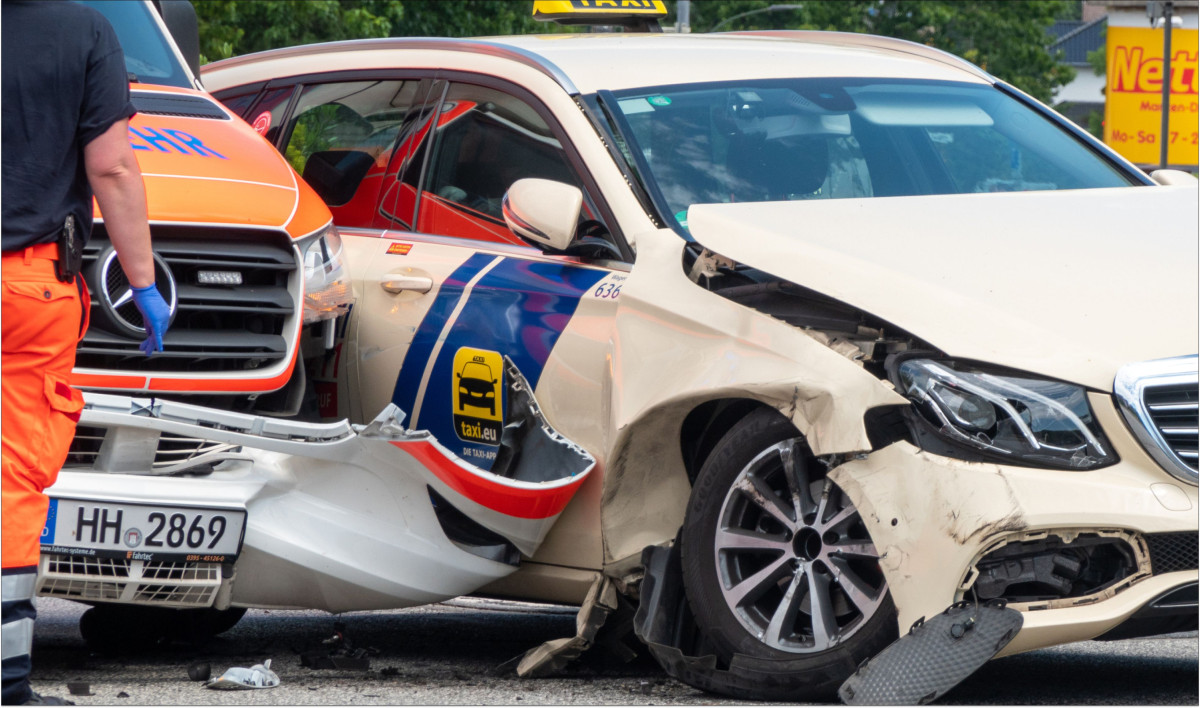 Ein Taxi nach einem Verkehrsunfall