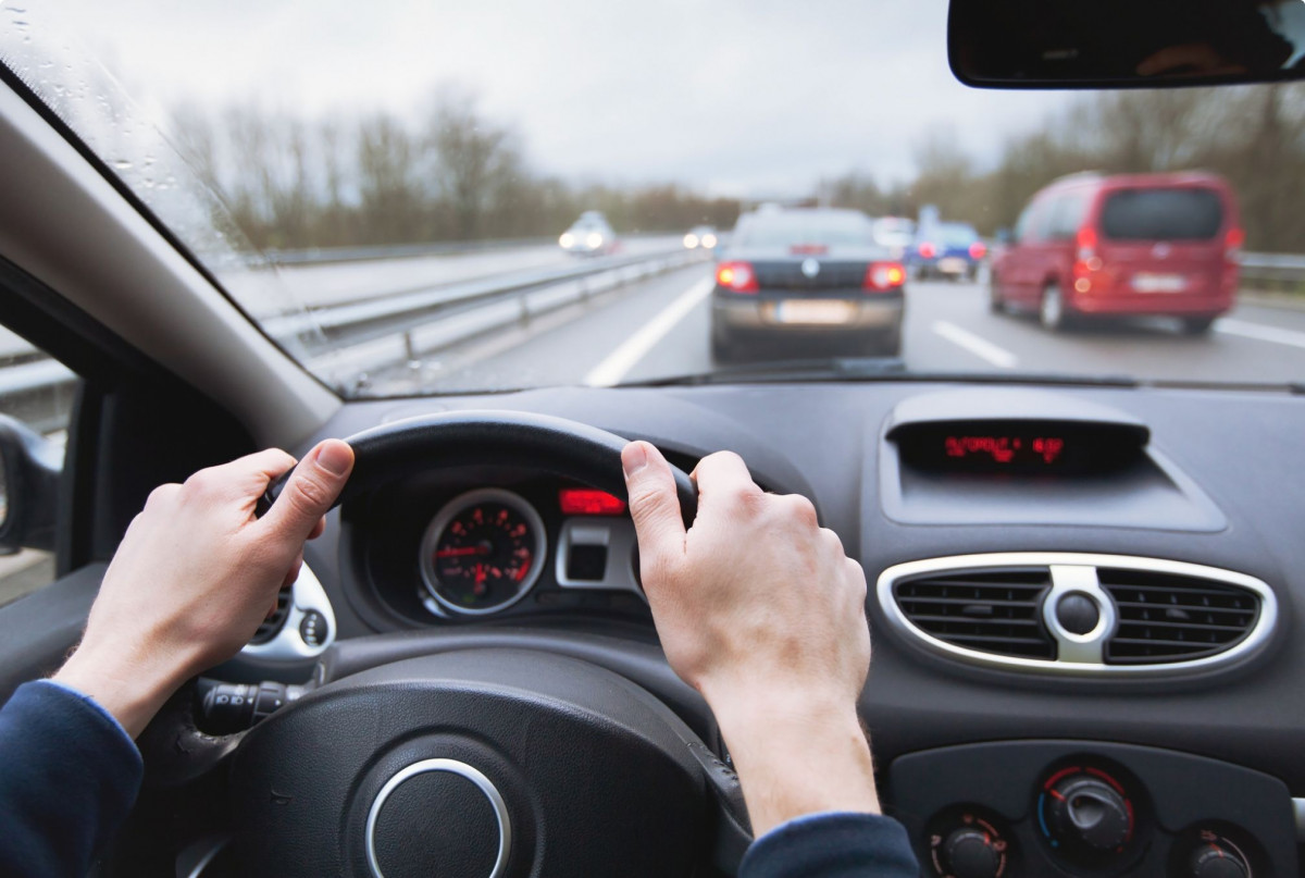 Ein Autofahrer bei dichtem Verkehr