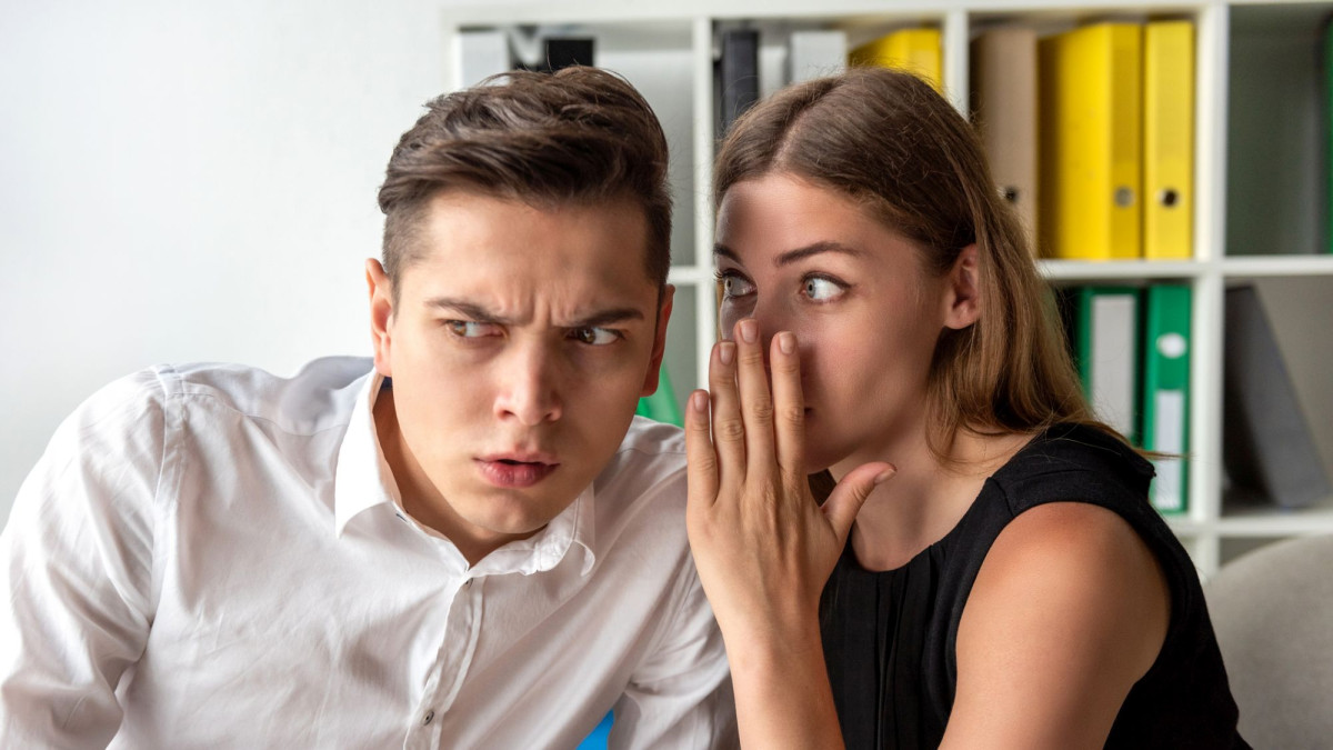 Frau flüstert Mann was ins Ohr