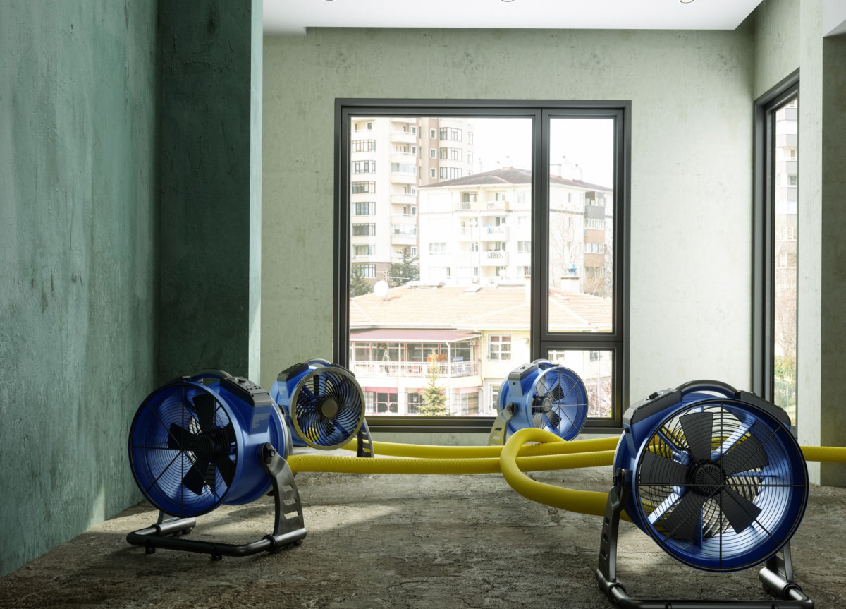 Wasserminderungspumpen in einem leeren Raum