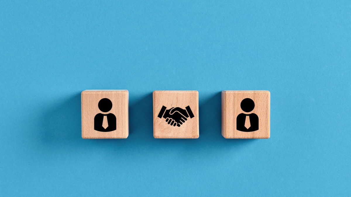 Holzwürfel mit Symbol Handschlag