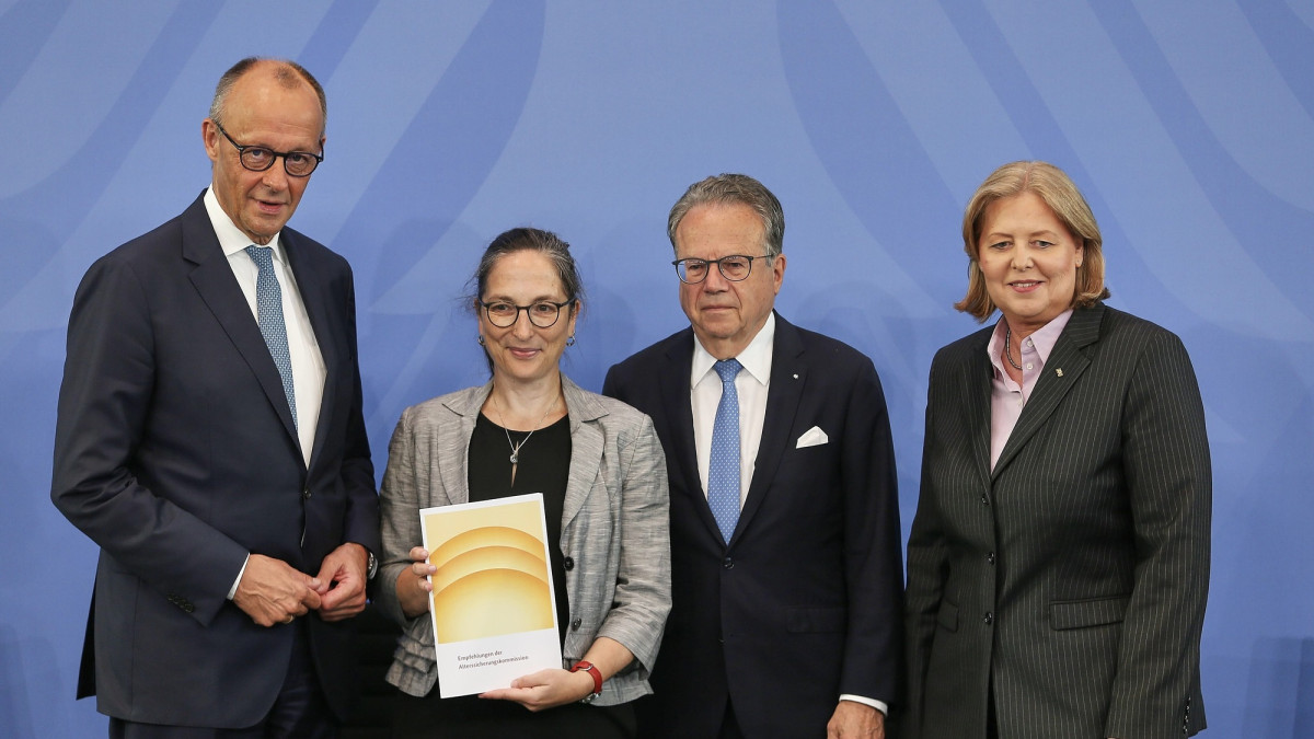 Bundeskanzler Friedrich Merz und Bundesarbeitsministerin Bärbel Bas mit den Vorsitzenden der Rentenkommission, Constanze Janda und Frank-Jürgen Weise.