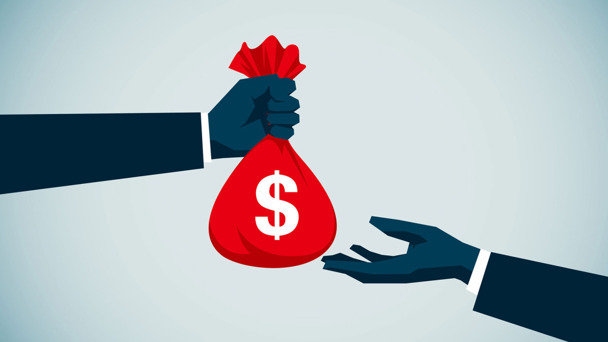 Ein Geldsack wird überreicht